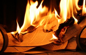 esto es sólo una imagen de unos libros ardiendo